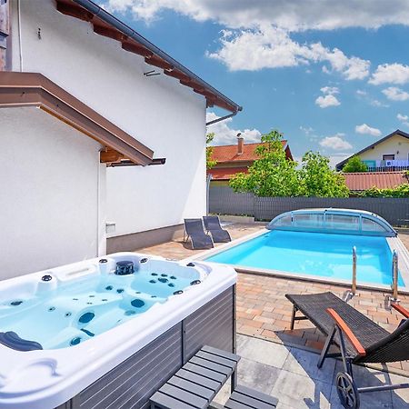 Lovely Home In Dugo Selo With Jacuzzi Exterior foto