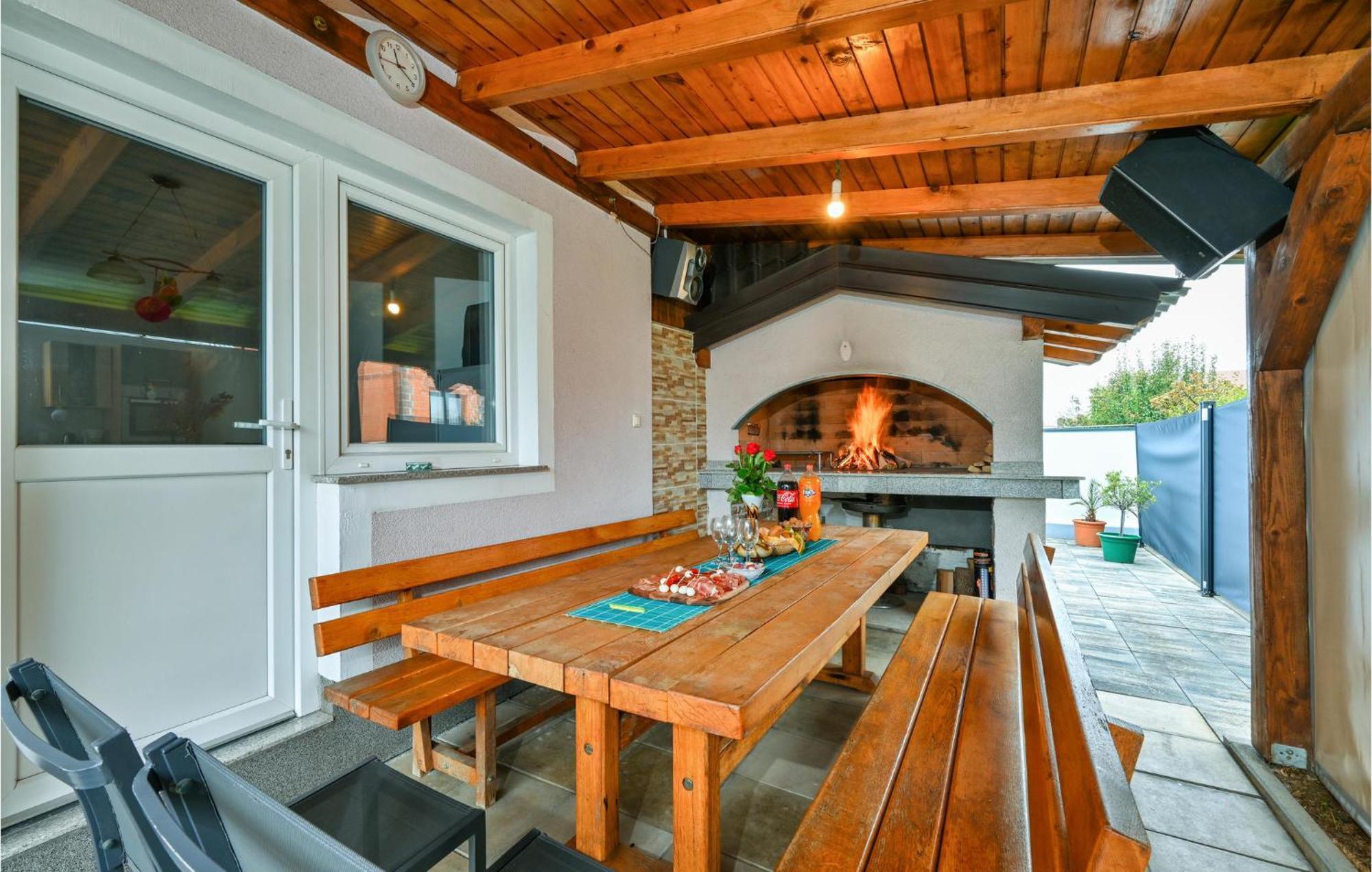 Lovely Home In Dugo Selo With Jacuzzi Exterior foto
