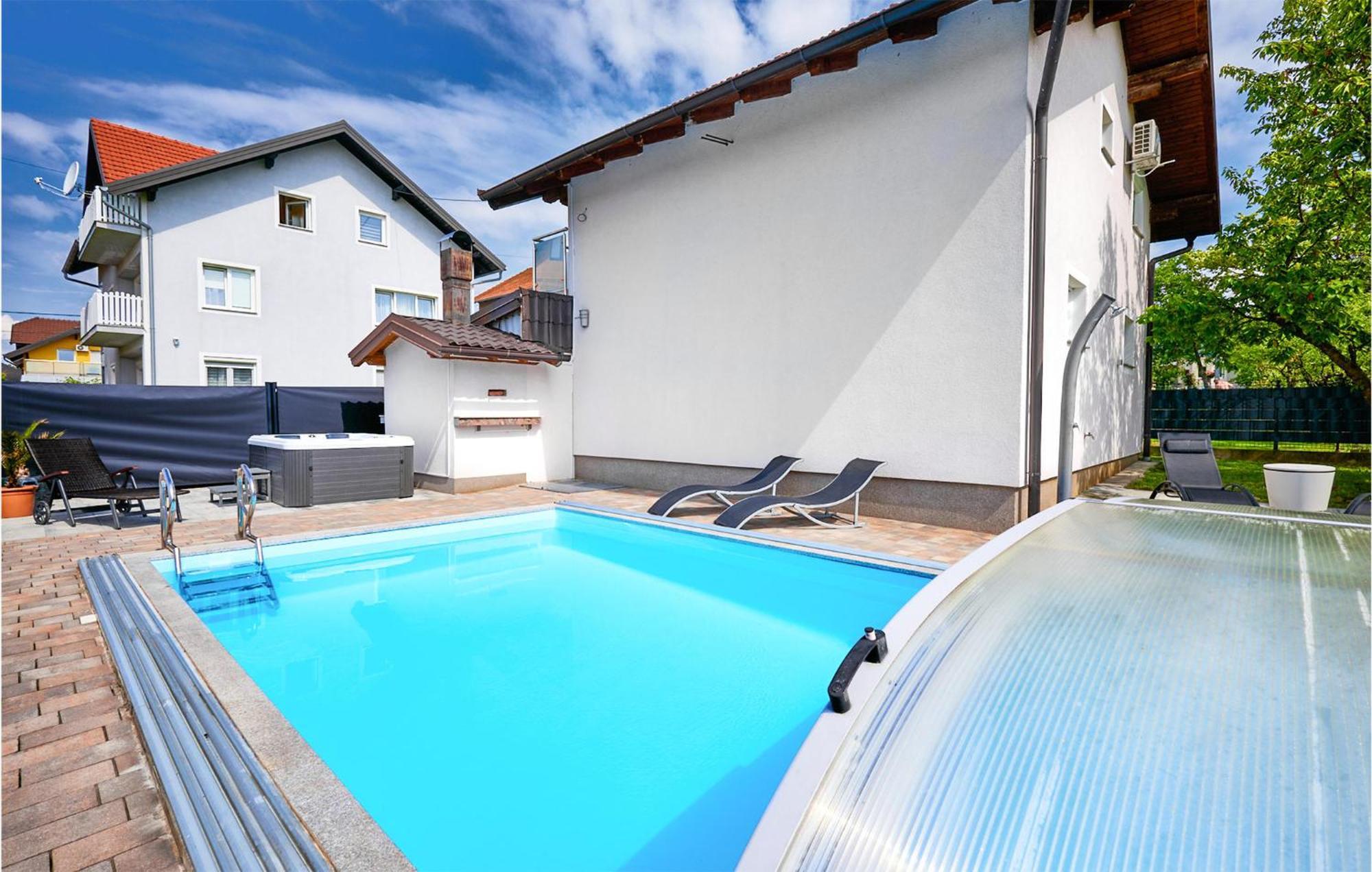 Lovely Home In Dugo Selo With Jacuzzi Exterior foto